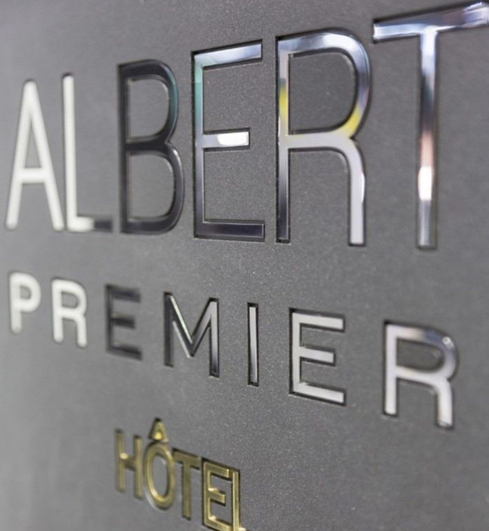 Une plaque d'entrée d'hôtel.