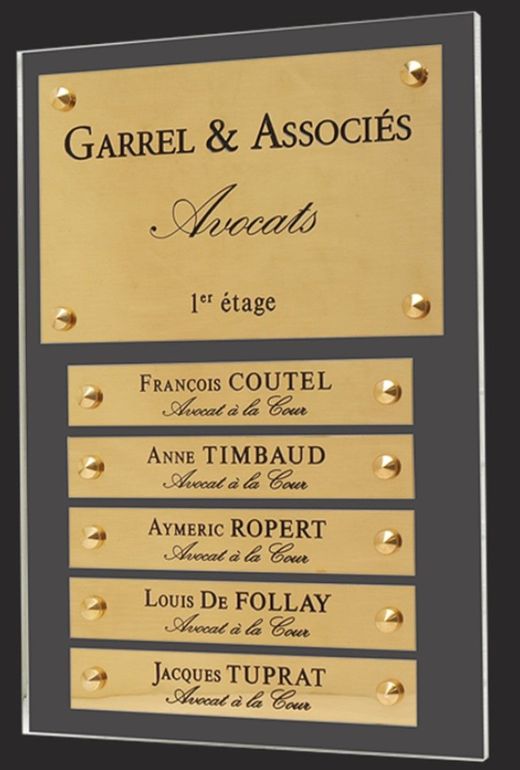Plaque en laiton pour un cabinet d'avocats.