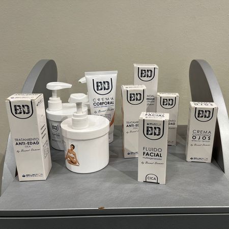 Una exhibición de cosméticos BD sobre una mesa.