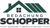 Logo f&uuml;r Roofing Schopper, eine gr&uuml;ne Dachgrafik mit schwarzem Text und Untertitel &bdquo;Dachdecker in M&uuml;lheim an der Ruhr&ldquo;