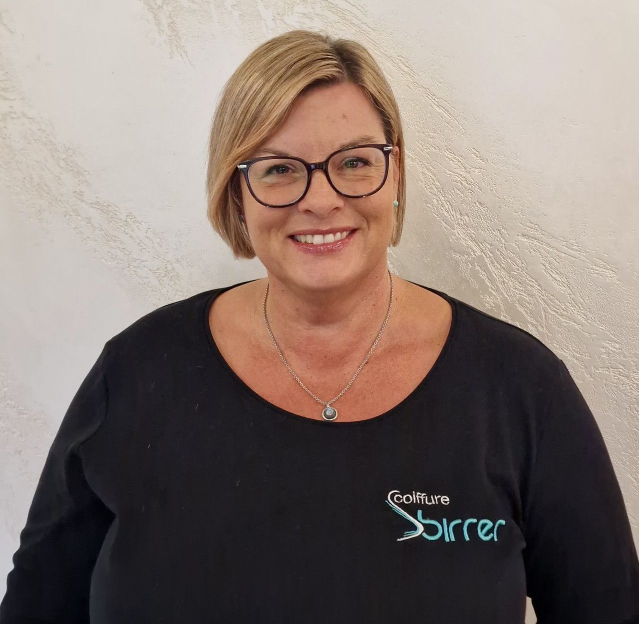 Silhouette einer Person; grauer Körper, Kopf und Hintergrund.