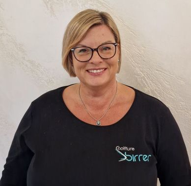 Silhouette einer Person; grauer Körper, Kopf und Hintergrund.