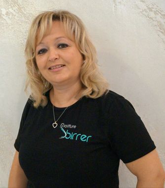 Graue Silhouette einer Person; ein großer Kreis für den Kopf und eine abgerundete Form für den Körper.