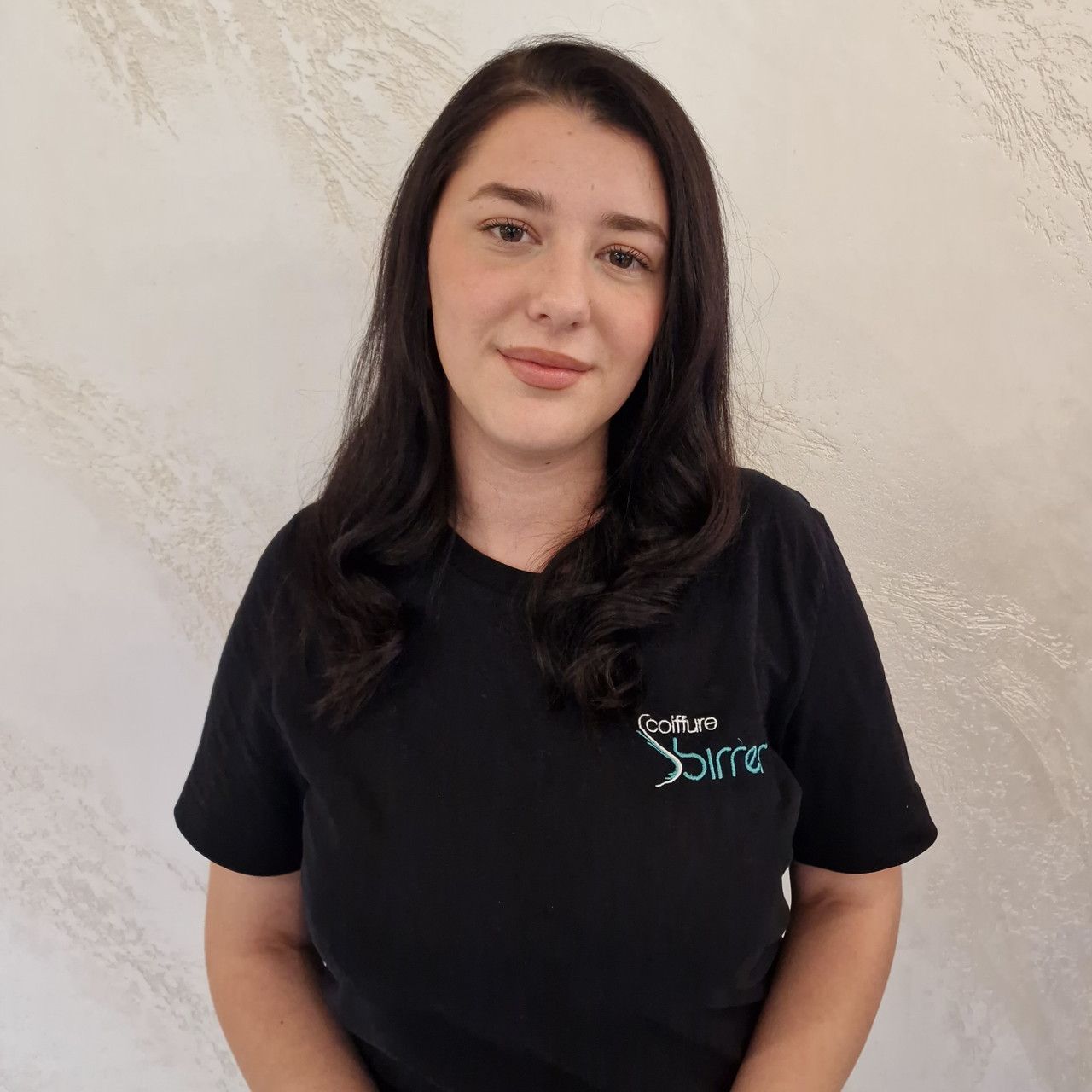 Graue Silhouette einer Person; ein großer Kreis für den Kopf und eine abgerundete Form für den Körper.