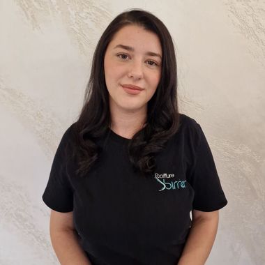 Graue Silhouette einer Person; ein großer Kreis für den Kopf und eine abgerundete Form für den Körper.