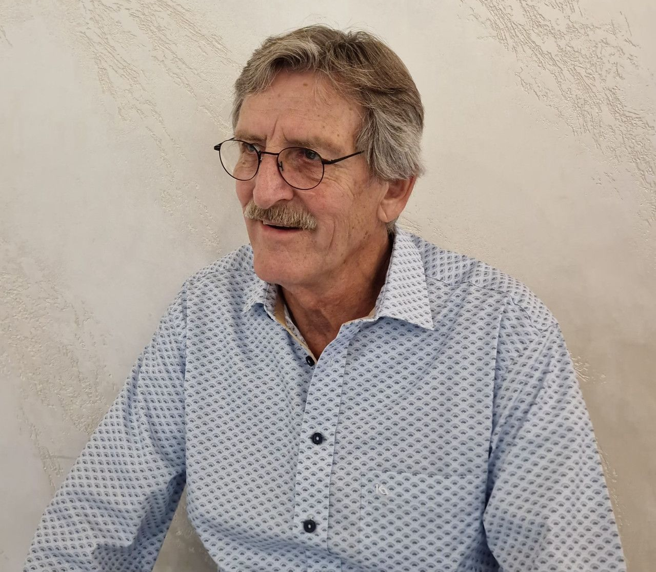 Graue Silhouette einer Person vor grauem Hintergrund, die einen Platzhalter oder unbekannten Benutzer darstellt.