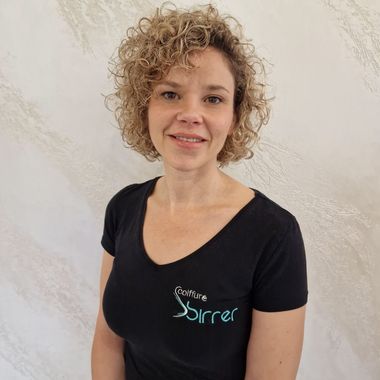 Graue Silhouette einer Person; ein großer Kreis für den Kopf und eine abgerundete Form für den Körper.