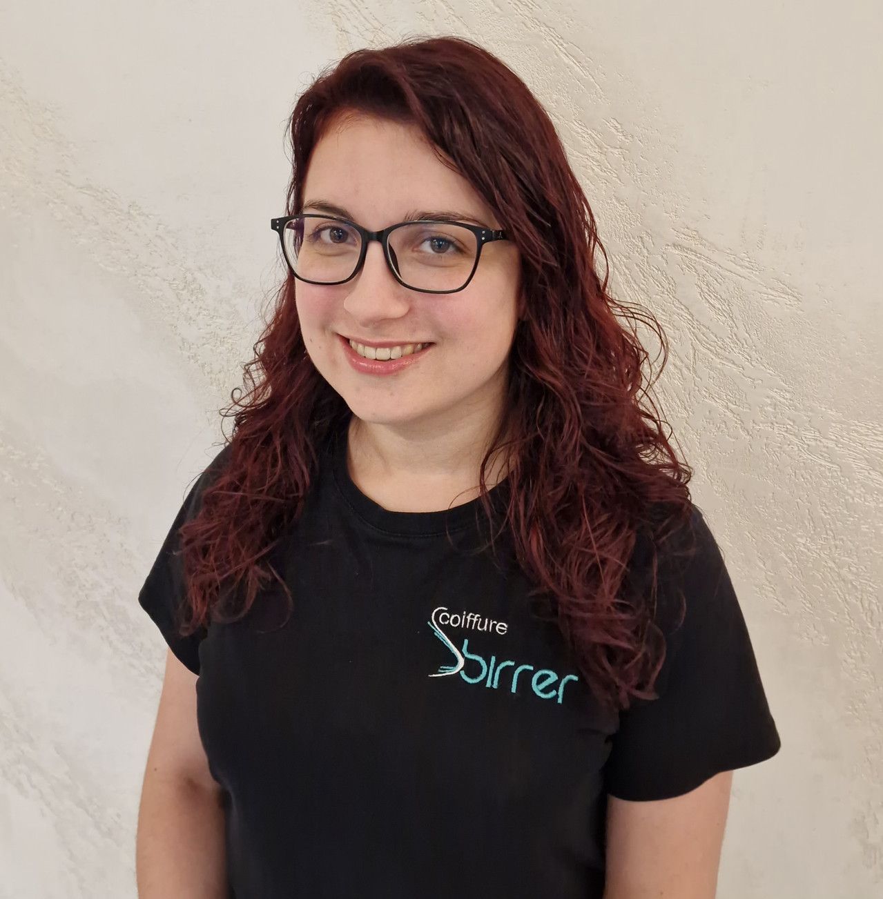 Graue Silhouette einer Person; ein großer Kreis für den Kopf und eine abgerundete Form für den Körper.