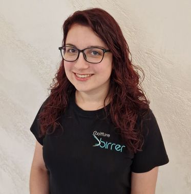 Graue Silhouette einer Person; ein großer Kreis für den Kopf und eine abgerundete Form für den Körper.