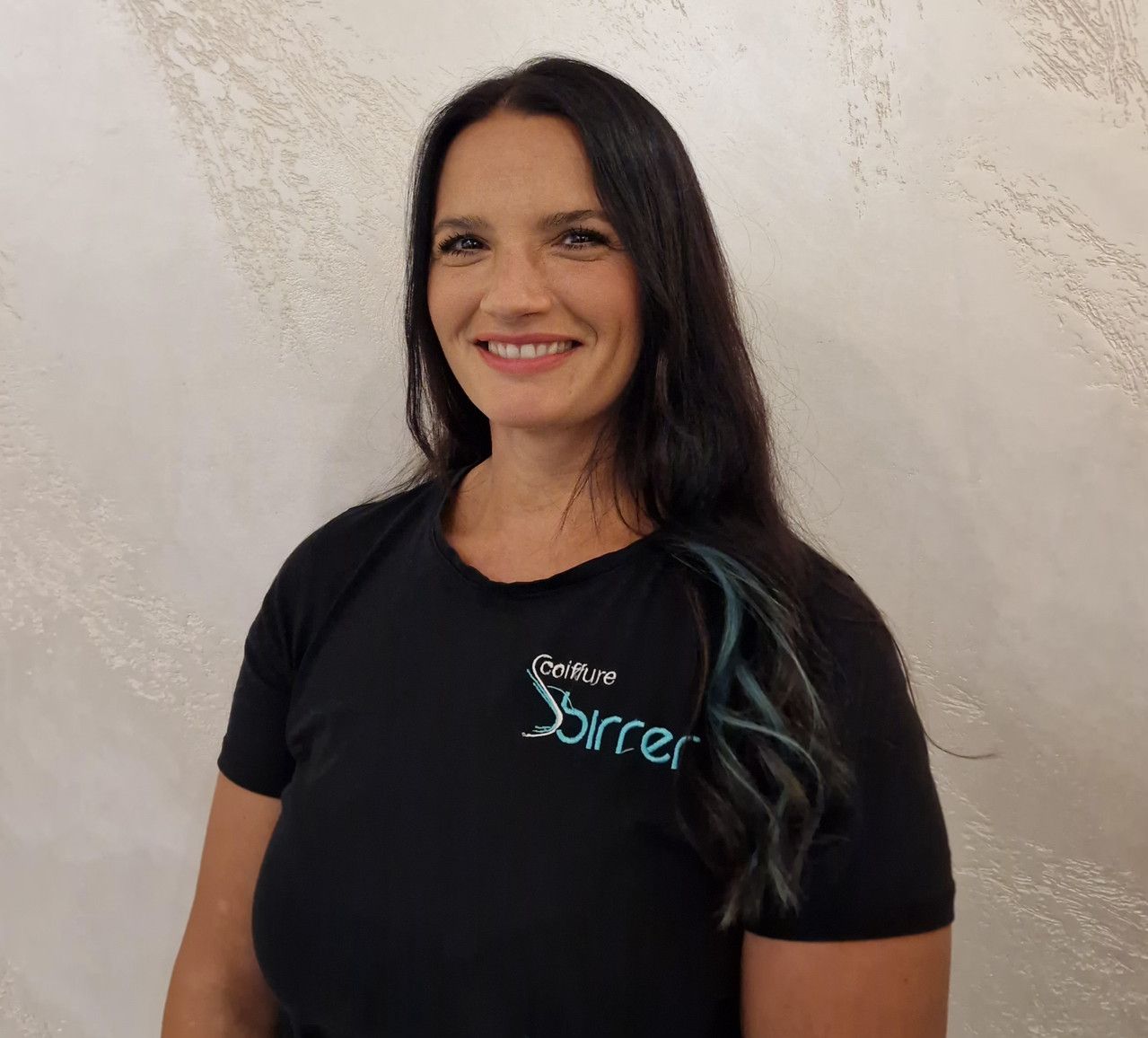 Graue Silhouette einer Person; ein großer Kreis für den Kopf und eine abgerundete Form für den Körper.