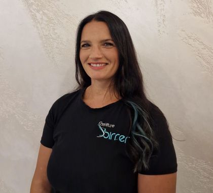 Graue Silhouette einer Person; ein großer Kreis für den Kopf und eine abgerundete Form für den Körper.