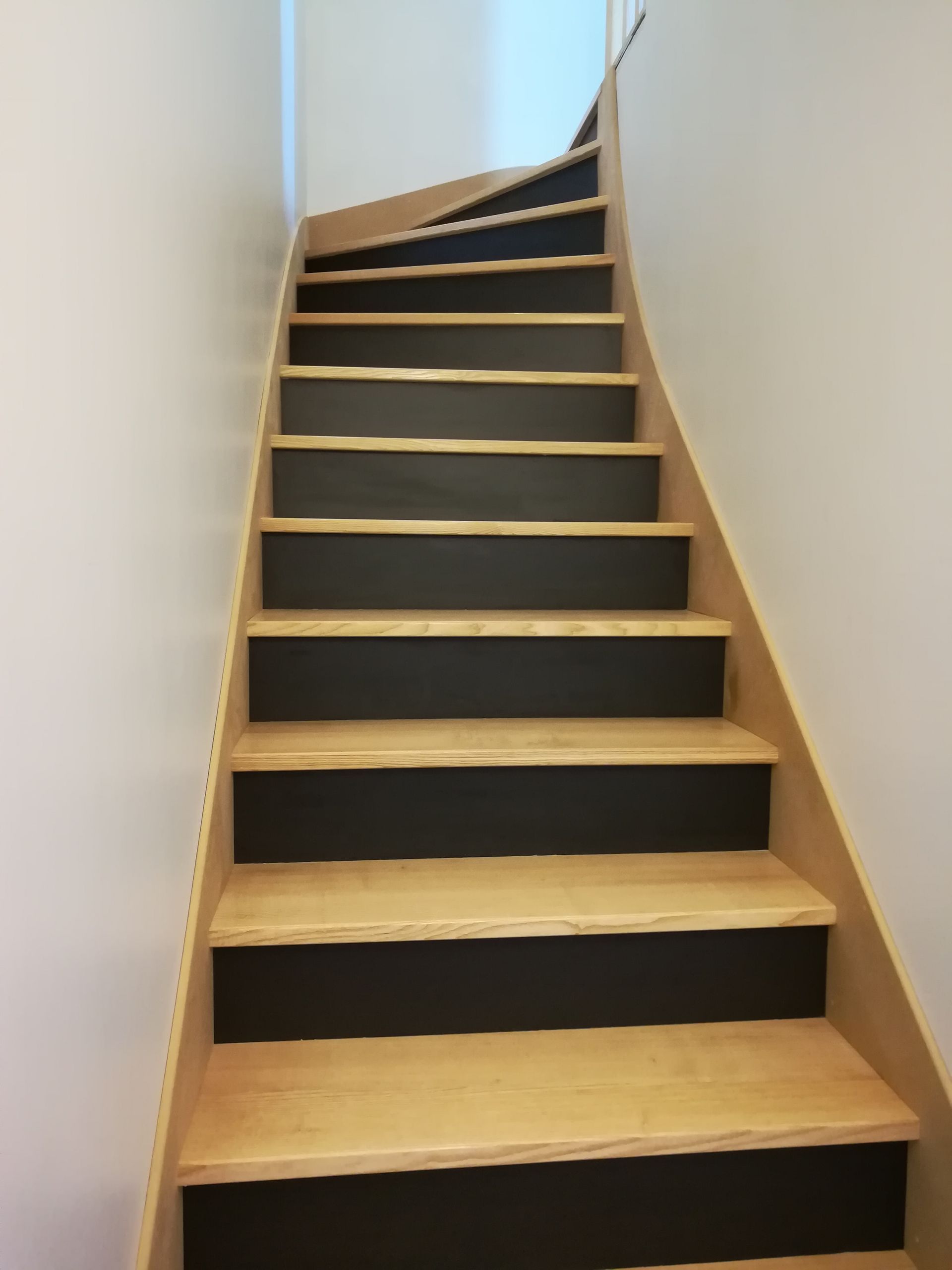 Habillage d'un escalier en béton avec marches en frêne