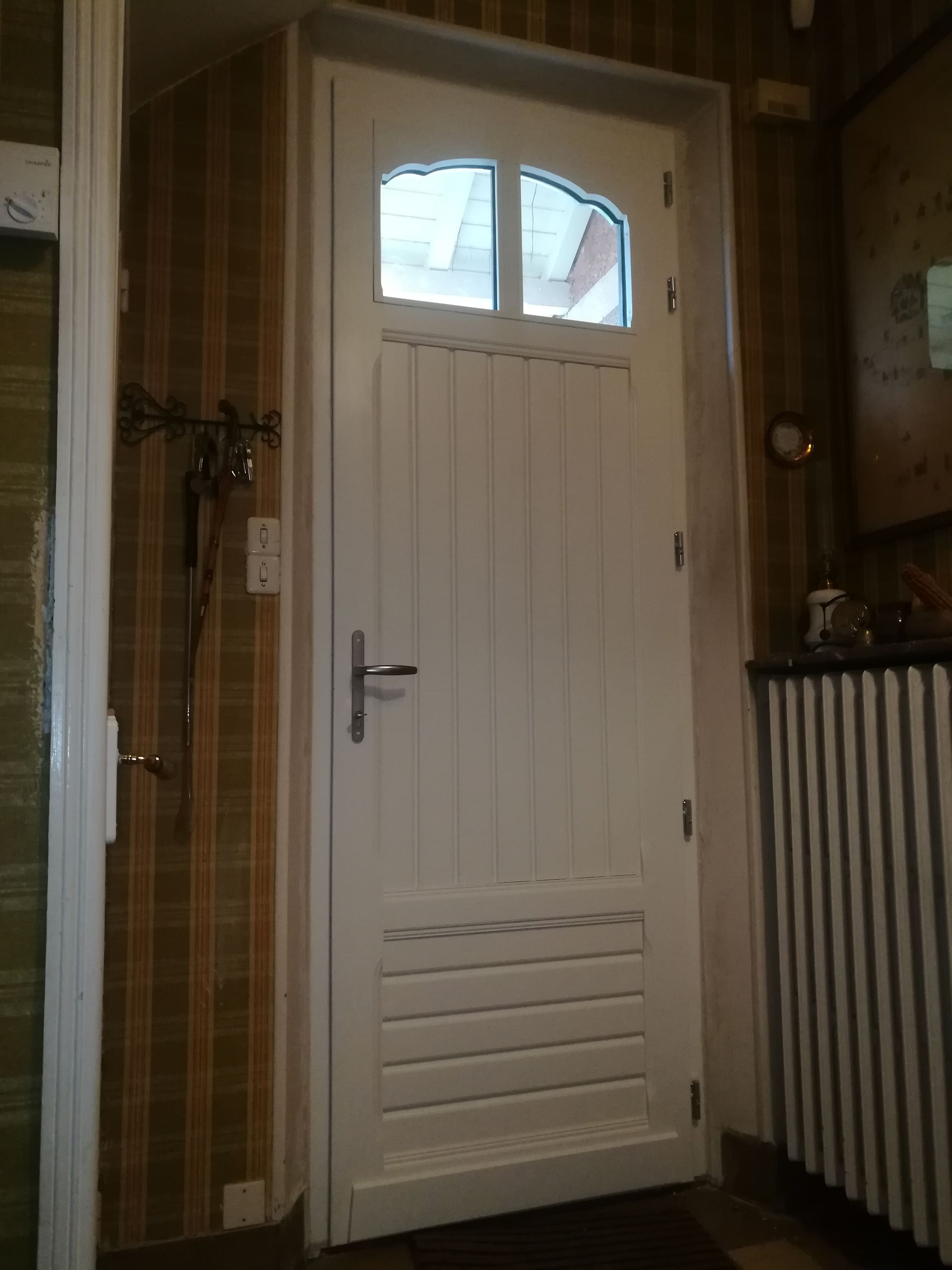 Vue intérieur de la porte d'entrée en bois exotique peint