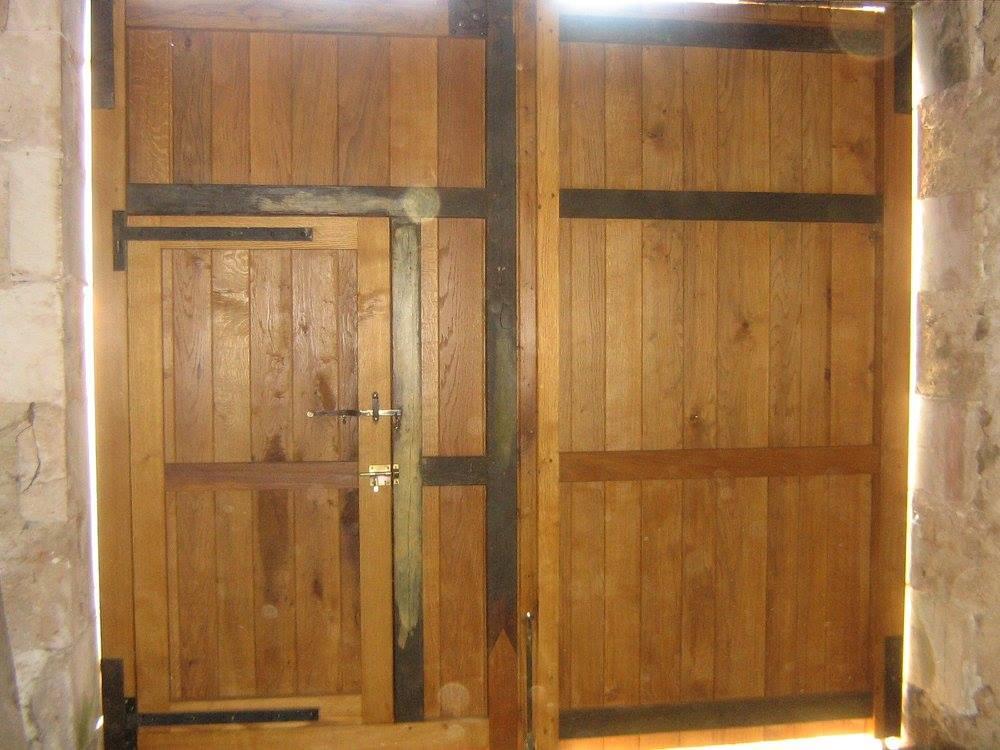 Menuisier Porte de garage bois vernis à Fontaine-le-Comte