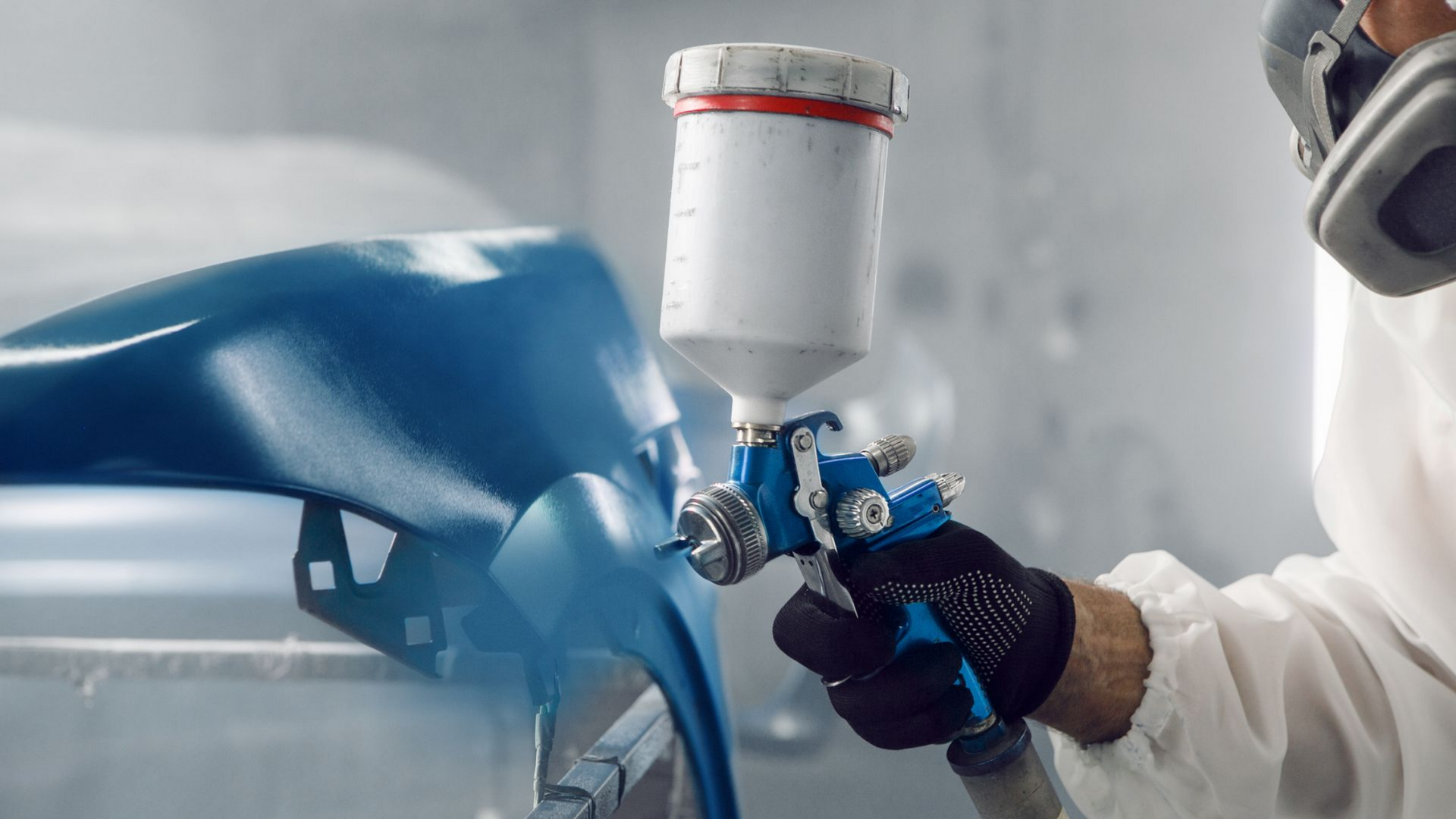 Peinture sur une pièce de carroserie bleue