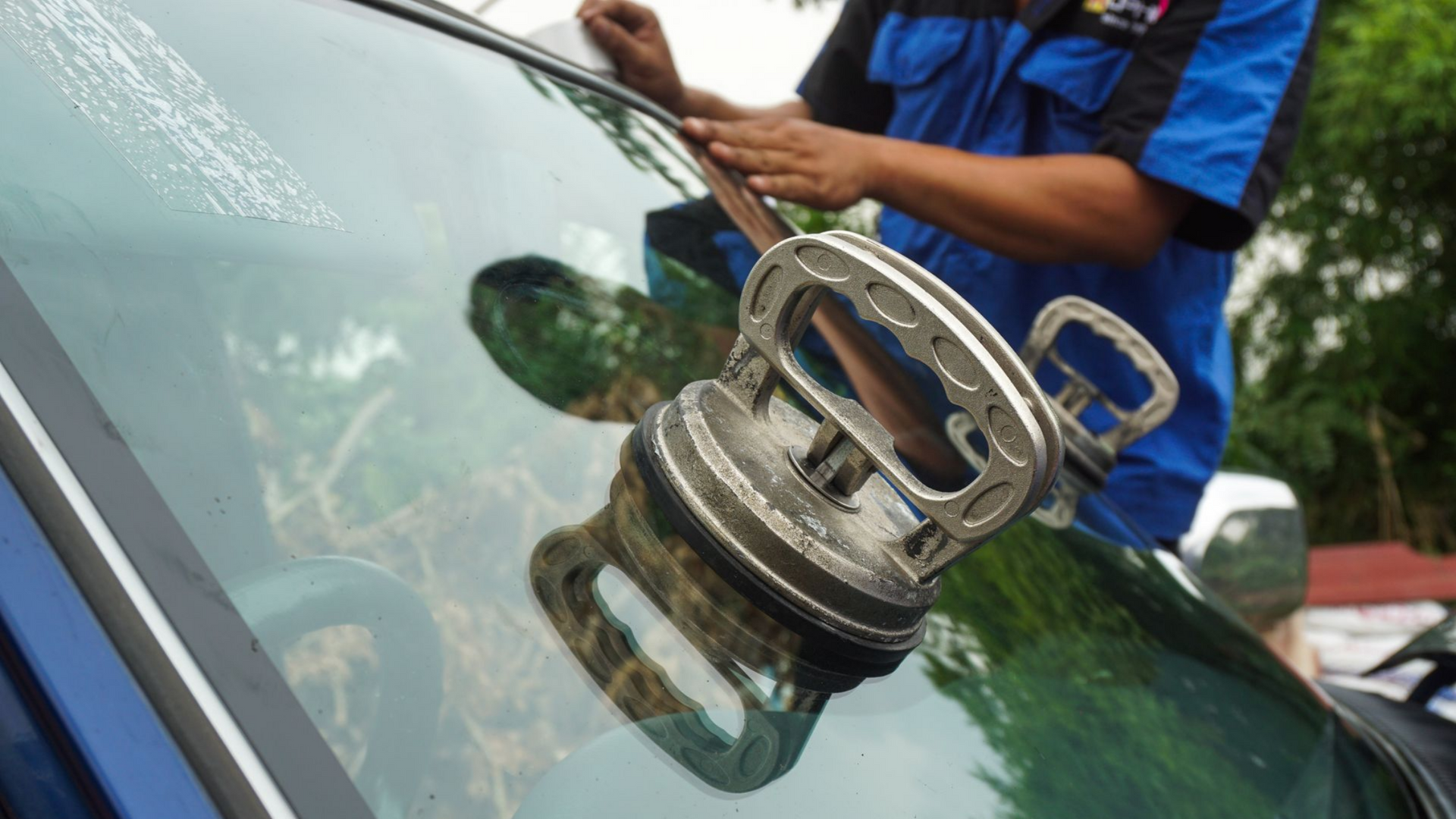 Ventouse posée sur un pare-brise pour le remplacer