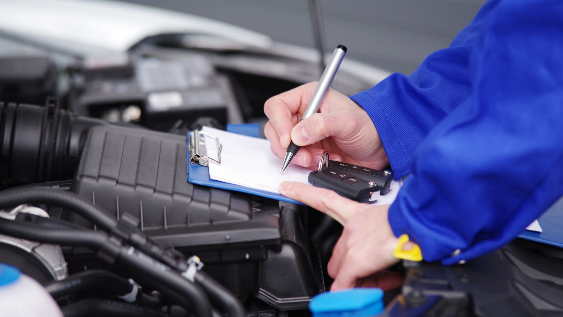 Mécanicien écrivant sur une feuille de suivi