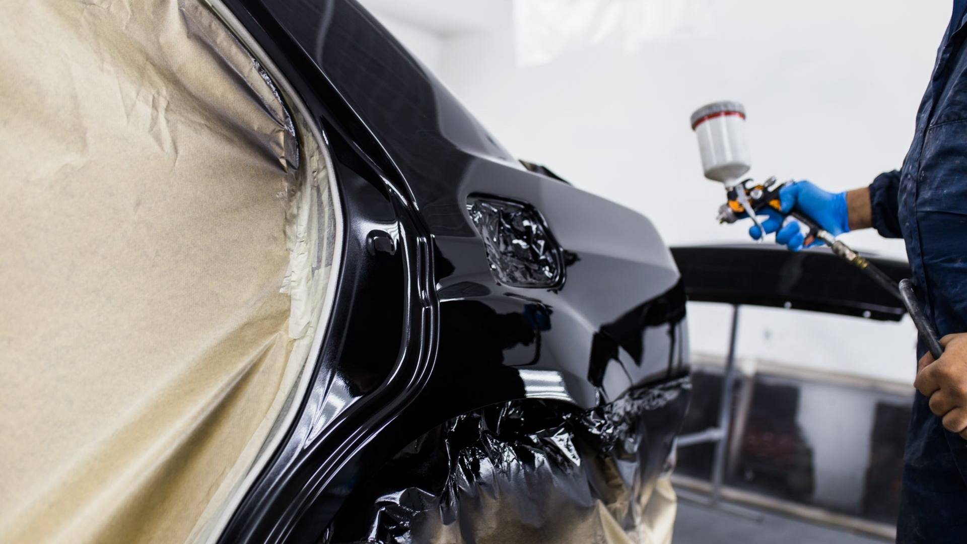 Peinture d'une carrosserie en noir