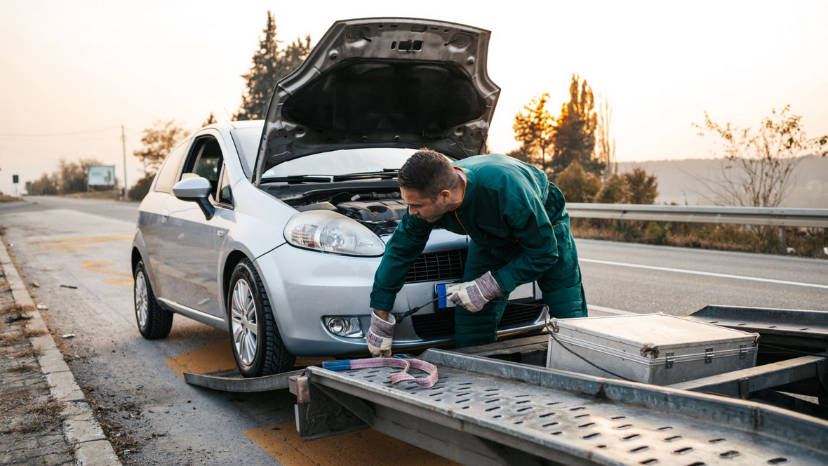 Dépanneur chargeant une voiture sur une dépanneuse