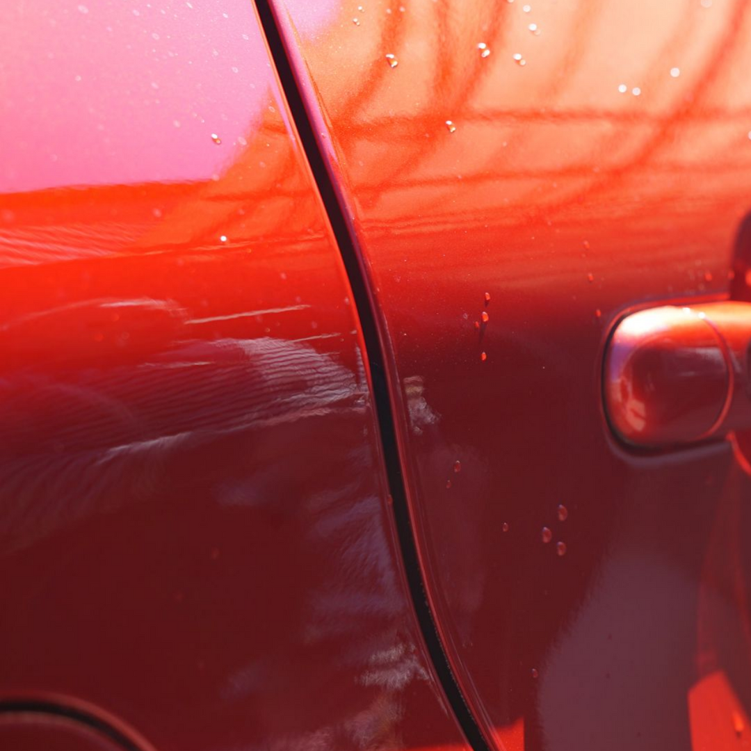 Rayures sur une carrosserie rouge