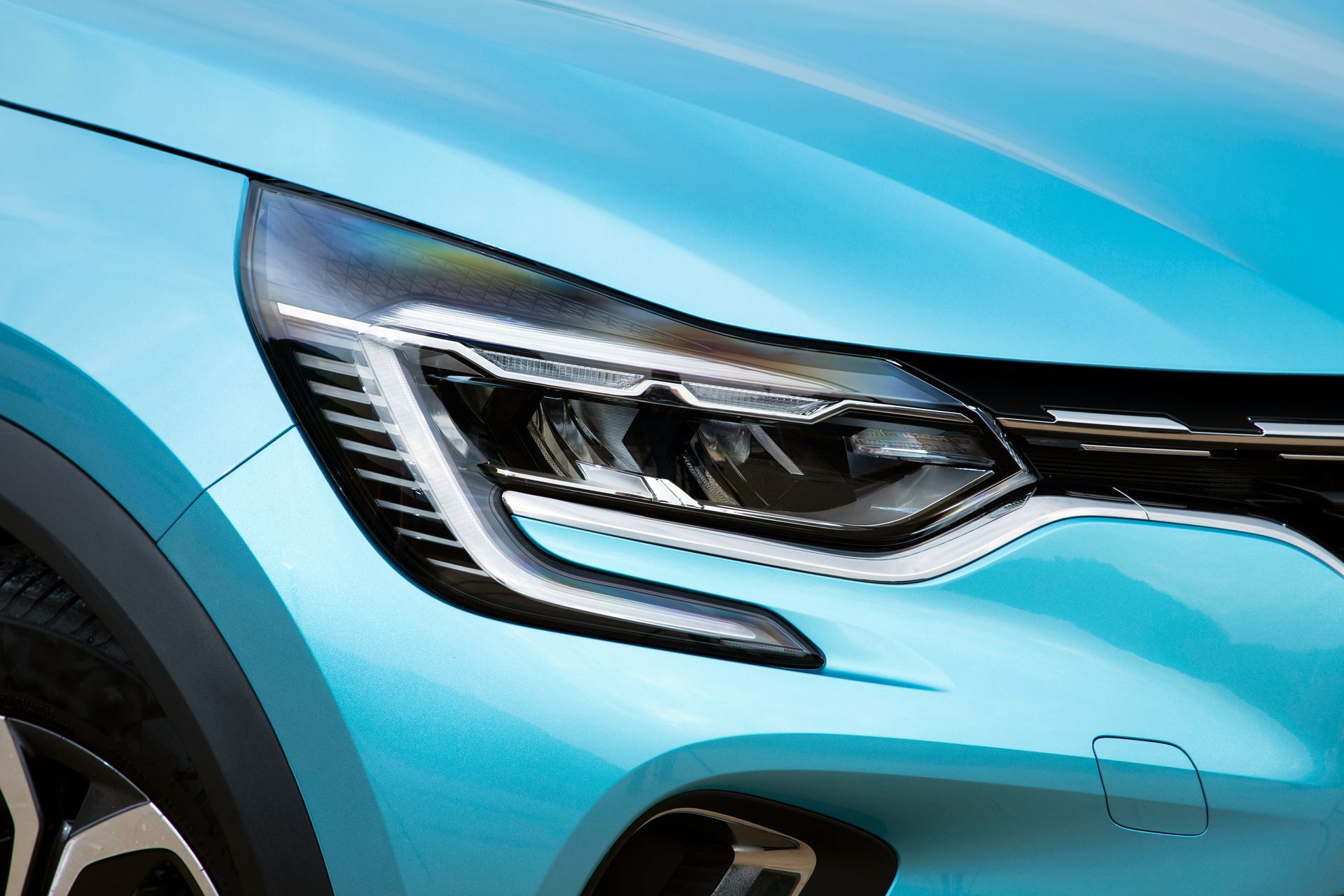 Gros plan sur l'avant d'une clio bleu ciel