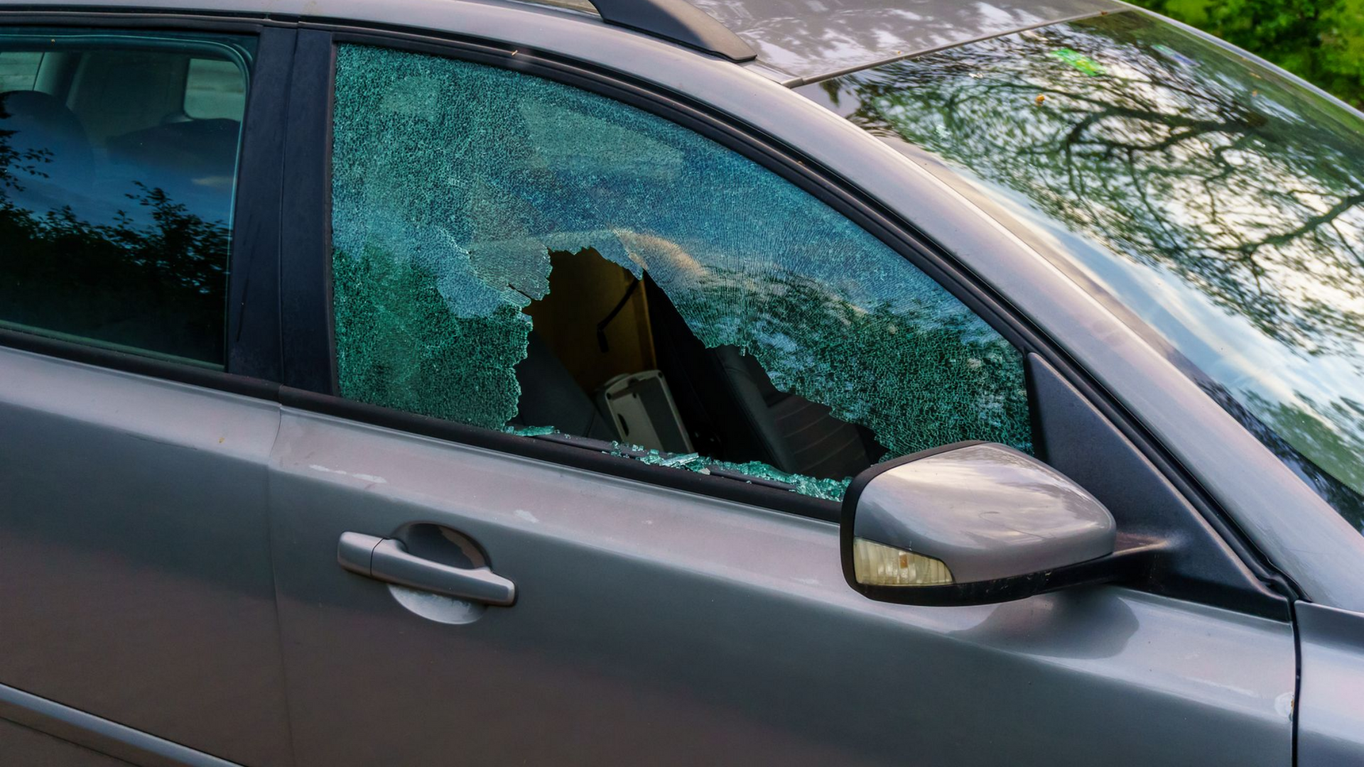 Voiture avec une vitre latérale brisée