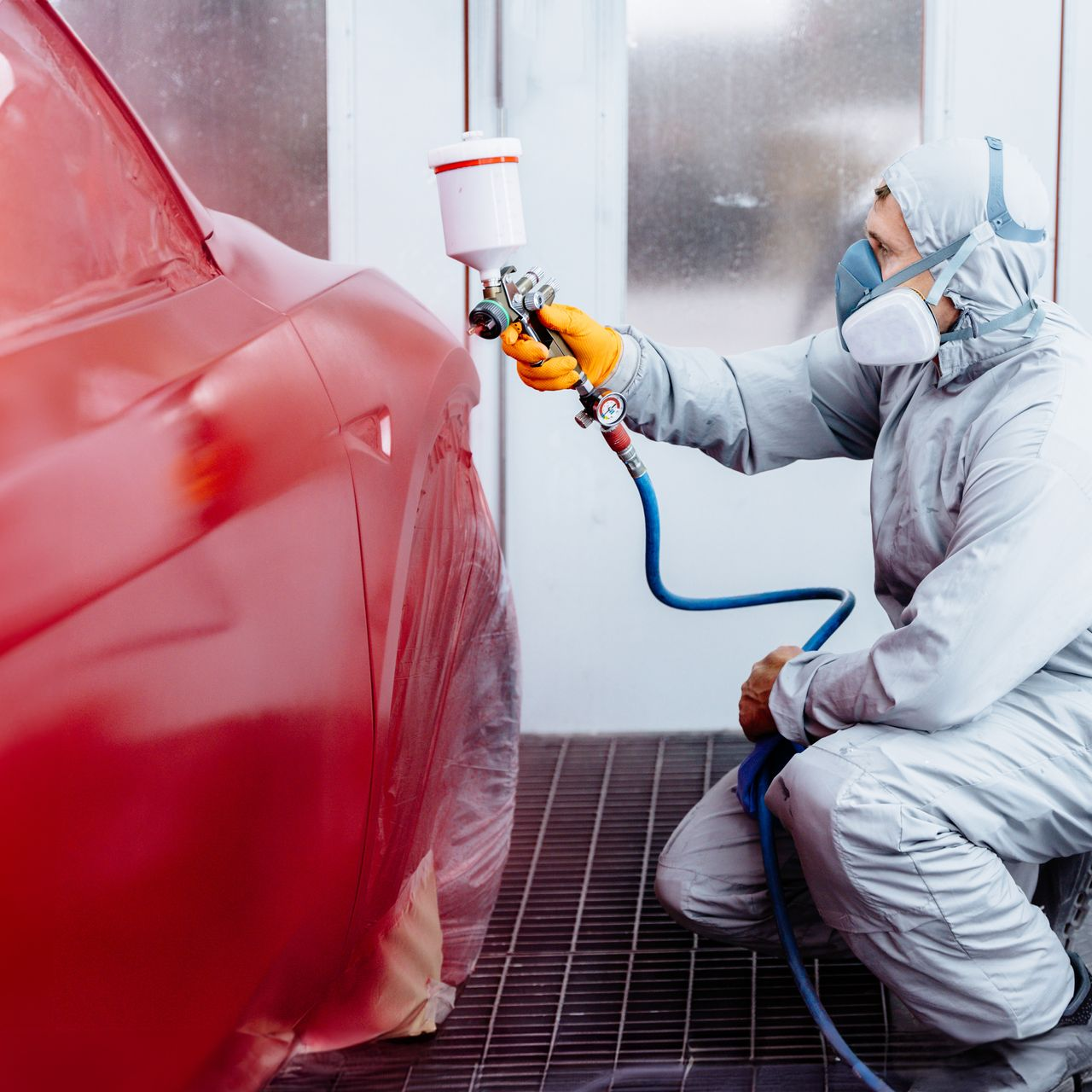 Peinture d'une carrosserie en rouge