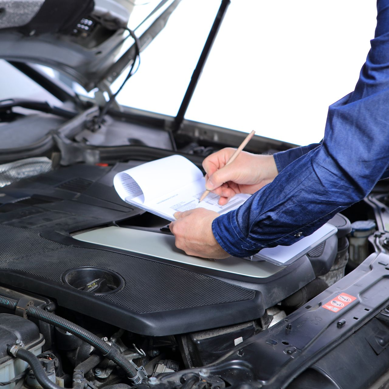 Vérification de la mécanique d'une voiture