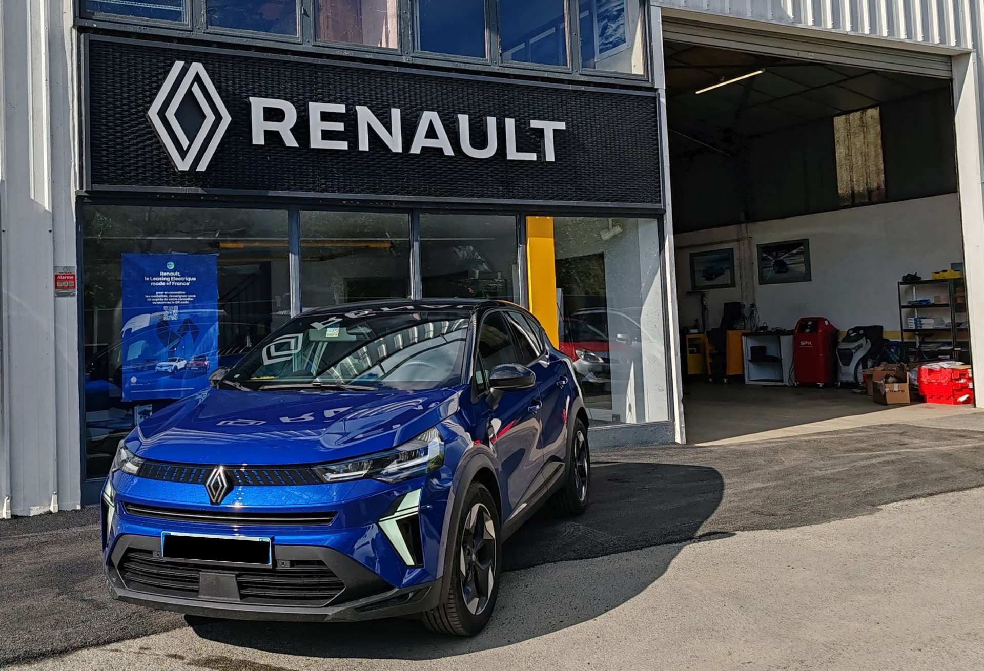 Voiture garée devant le garage