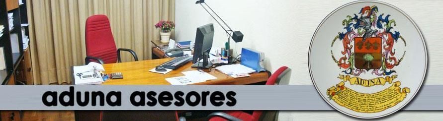 Aduna Asesores - Oficina con computador