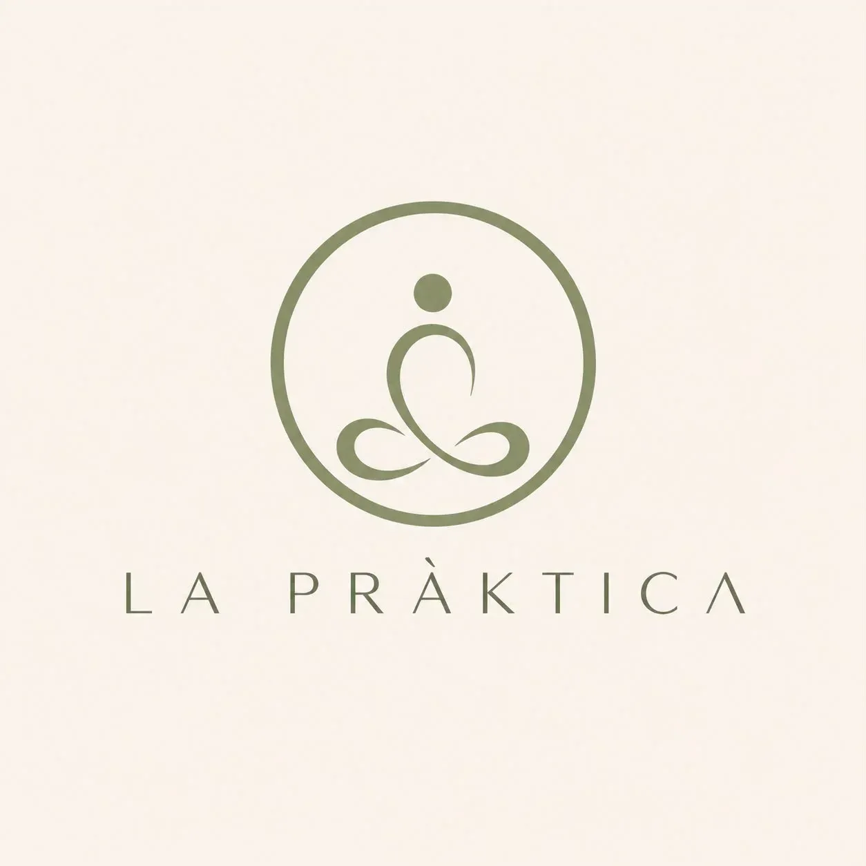 Logotipo con una figura meditando de color verde salvia dentro de un círculo sobre el texto “LA PRĀKTICA” sobre un fondo claro.