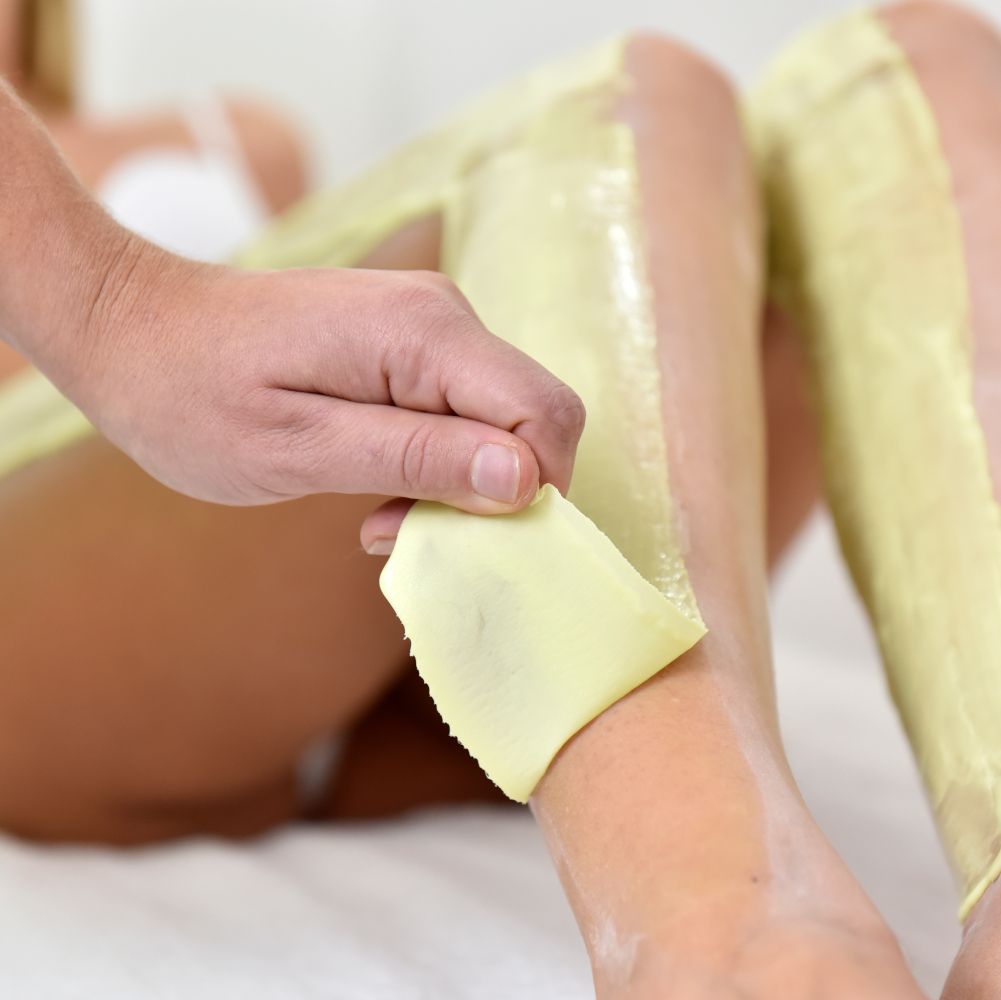 Una mujer está recibiendo un tratamiento en sus piernas.