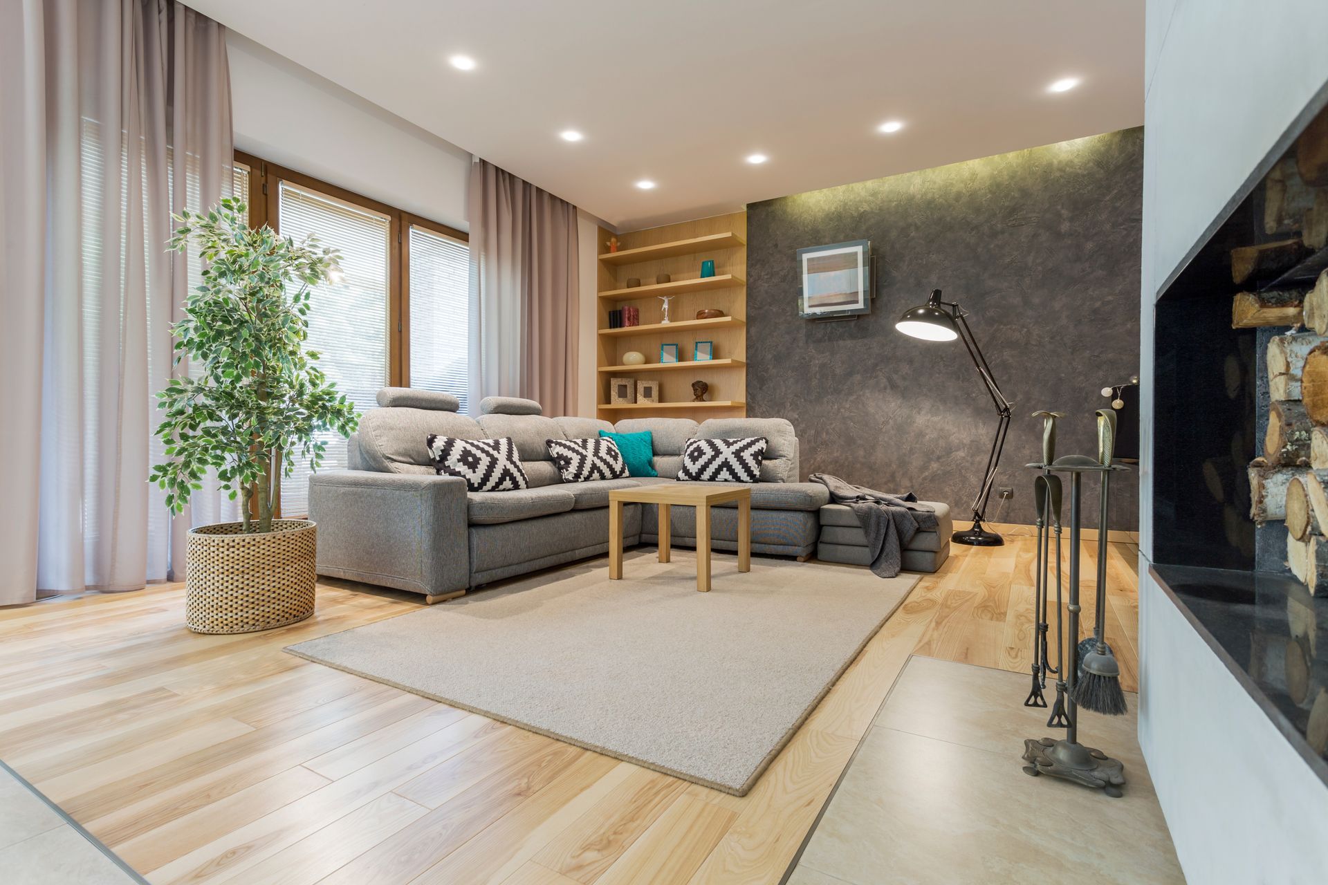 Salon avec le canapé, la table basse et le tapis au sol.