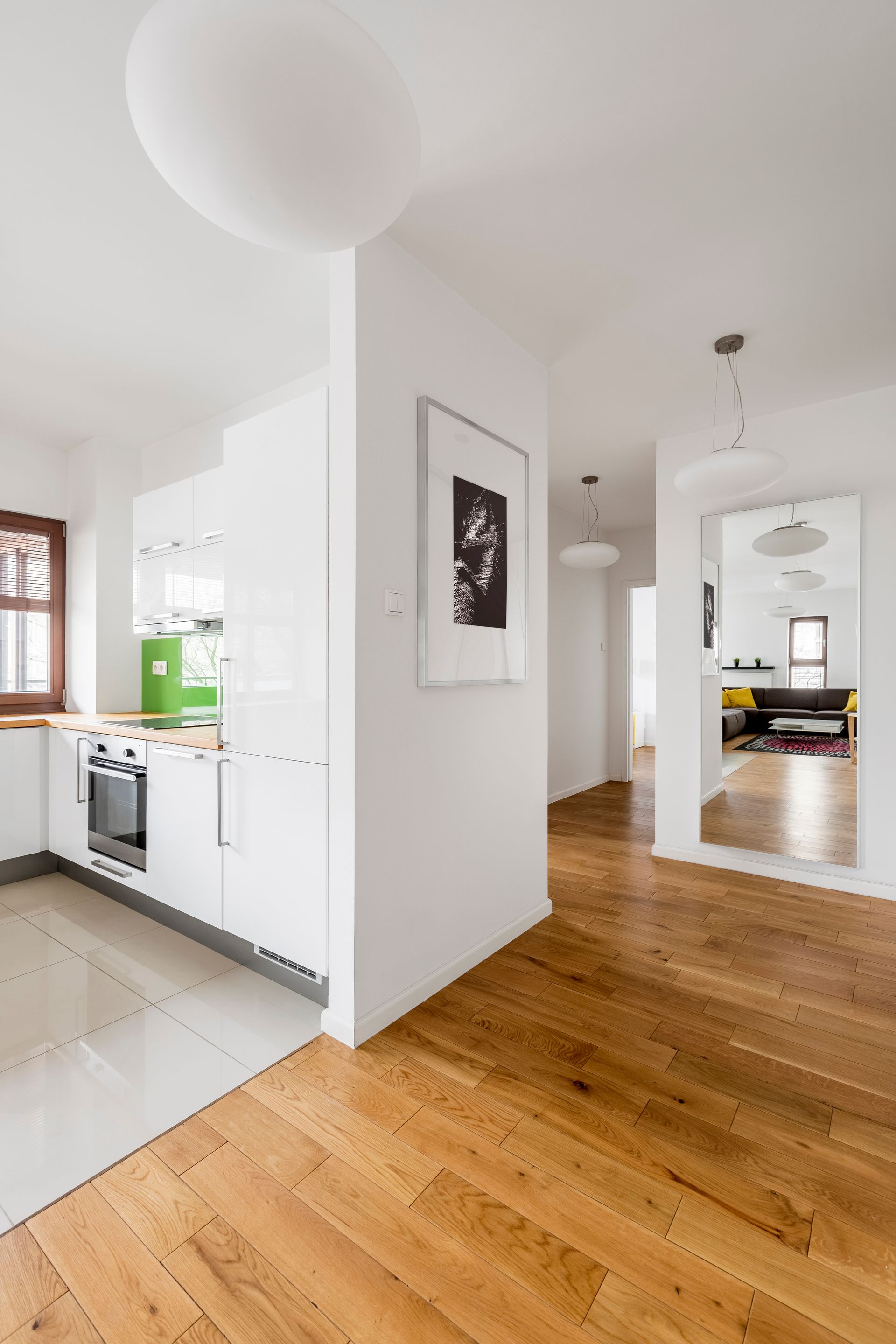 Cuisine ouverte et un mur blanc en premier plan.