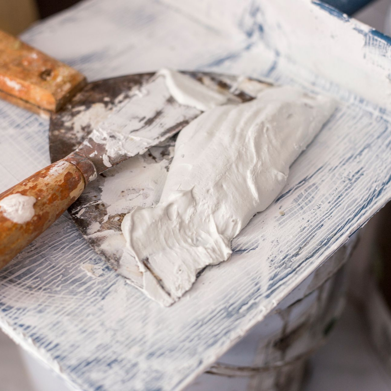 Les outils de pose d'enduit.