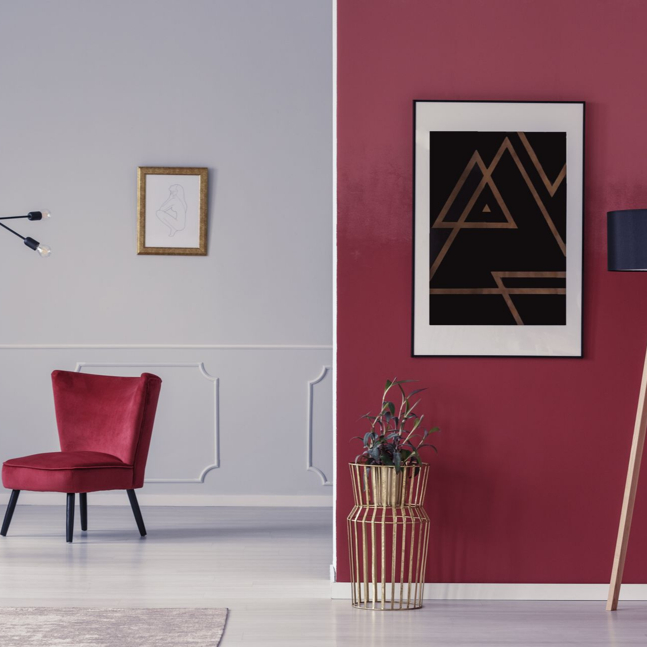 Pièce de vie avec un mur de couleur bordeaux et un fauteuil.