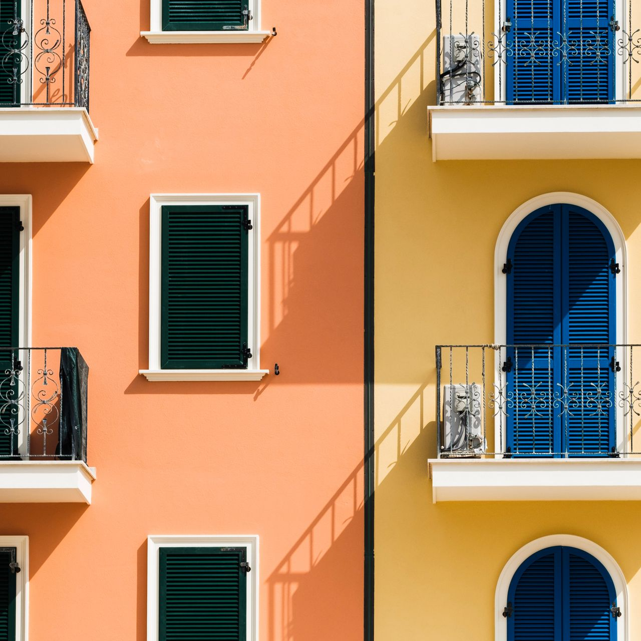 Façades des immeubles avec les balcons et fenêtres.