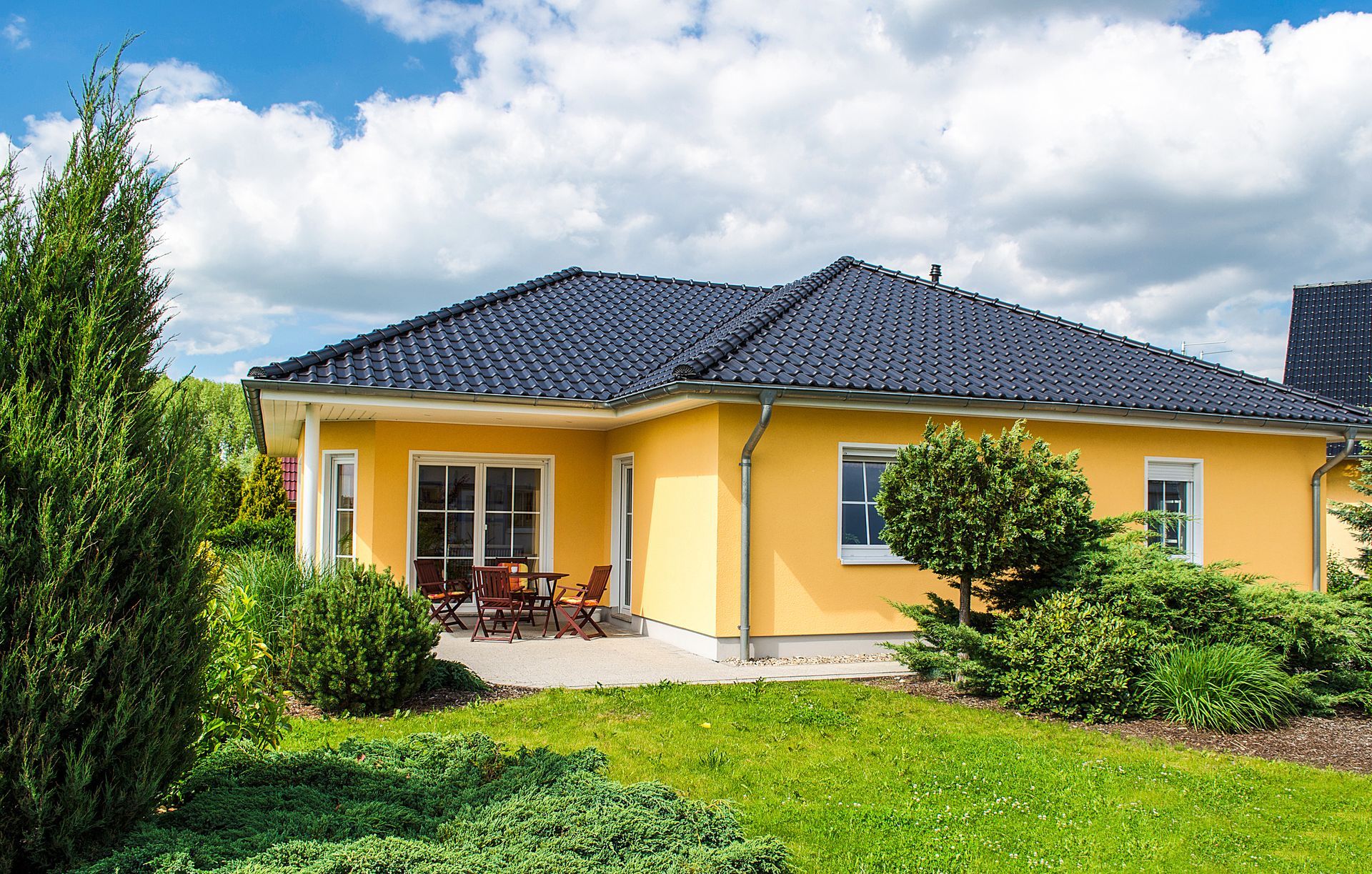 Maison individuelle avec la façade de couleur jaune.