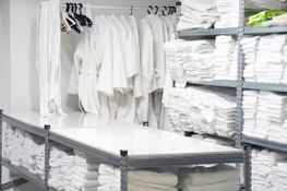Weisse Wäsche in einer Wäscherei