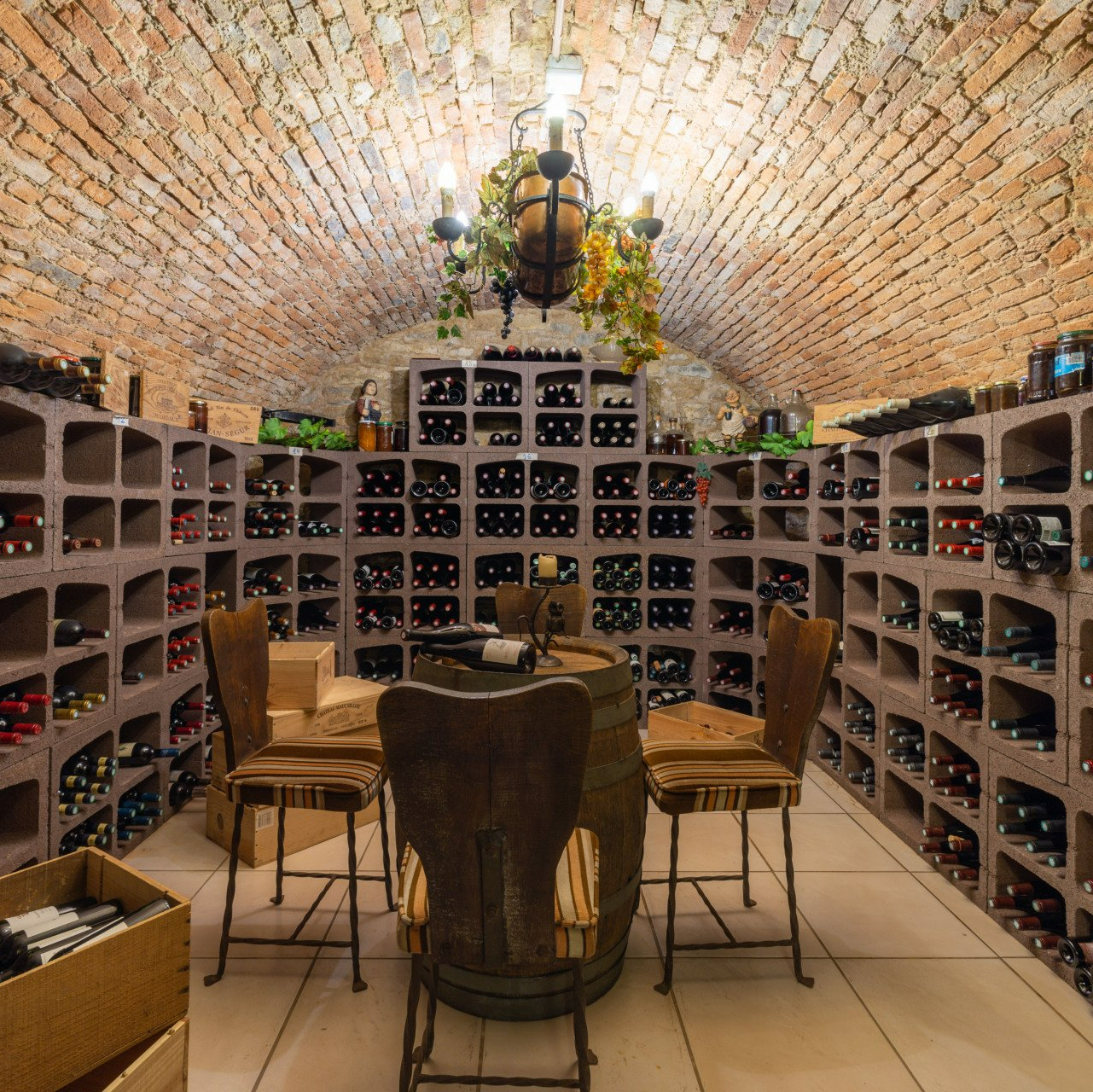 Photo de la cave avec les caisse à vin