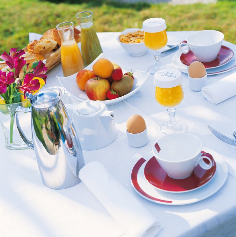 Piscine extérieure avec des gens se baignant dedans