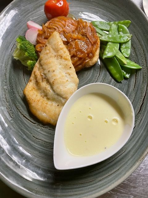 Poisson avec un ramequin de sauce