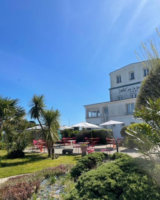 Façade de l'hôtel avec terrasse
