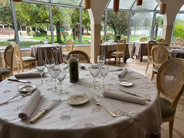 Table du restaurant avec une nappe blanche