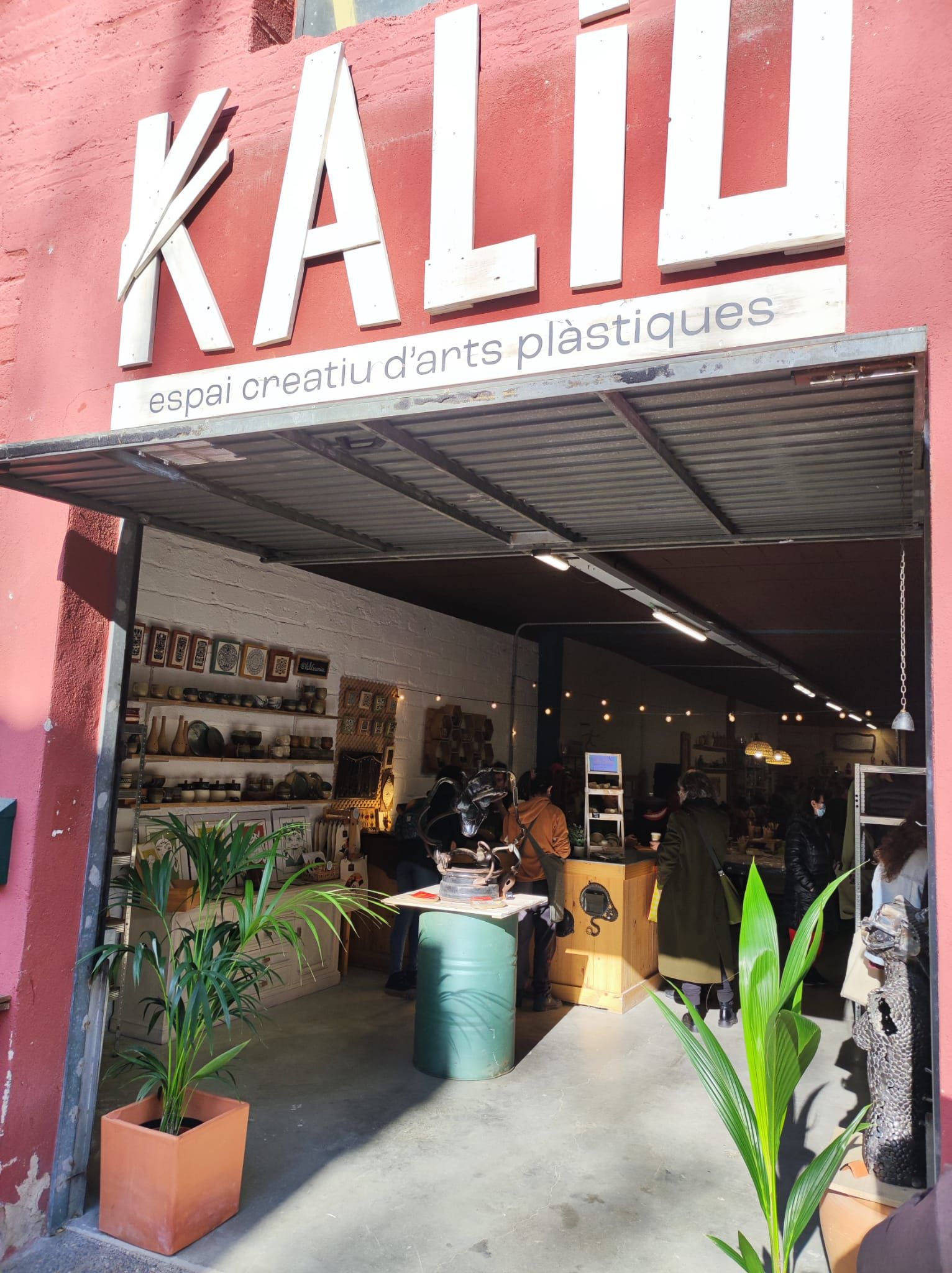 Una fachada roja con un letrero blanco que dice 