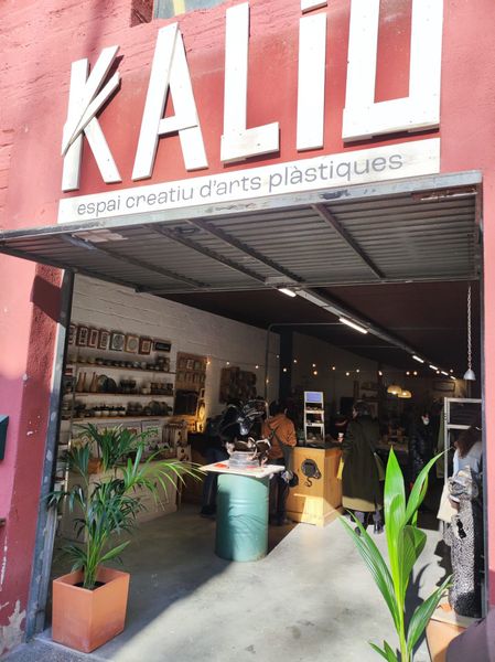 Una fachada roja con un letrero blanco que dice 