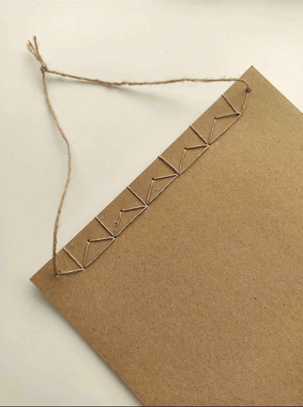 Nen pintant en una taula d'artesania amb materials d'art de colors i dibuixos en paper