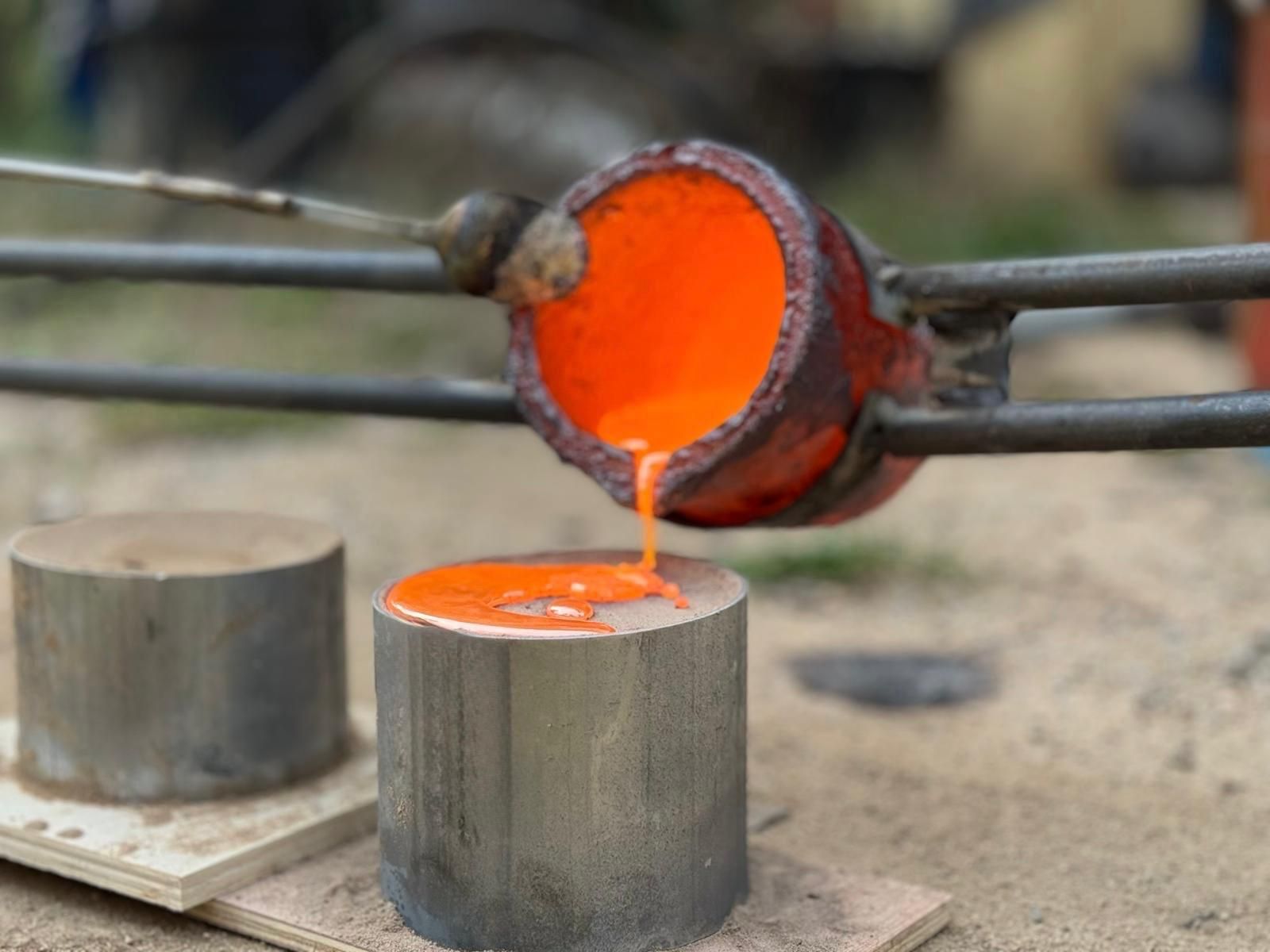 Nen pintant en una taula d'artesania amb materials d'art de colors i dibuixos en paper