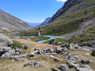 Photo d'un cours d'eau de montagne qui illustre les applications de l'hypnose