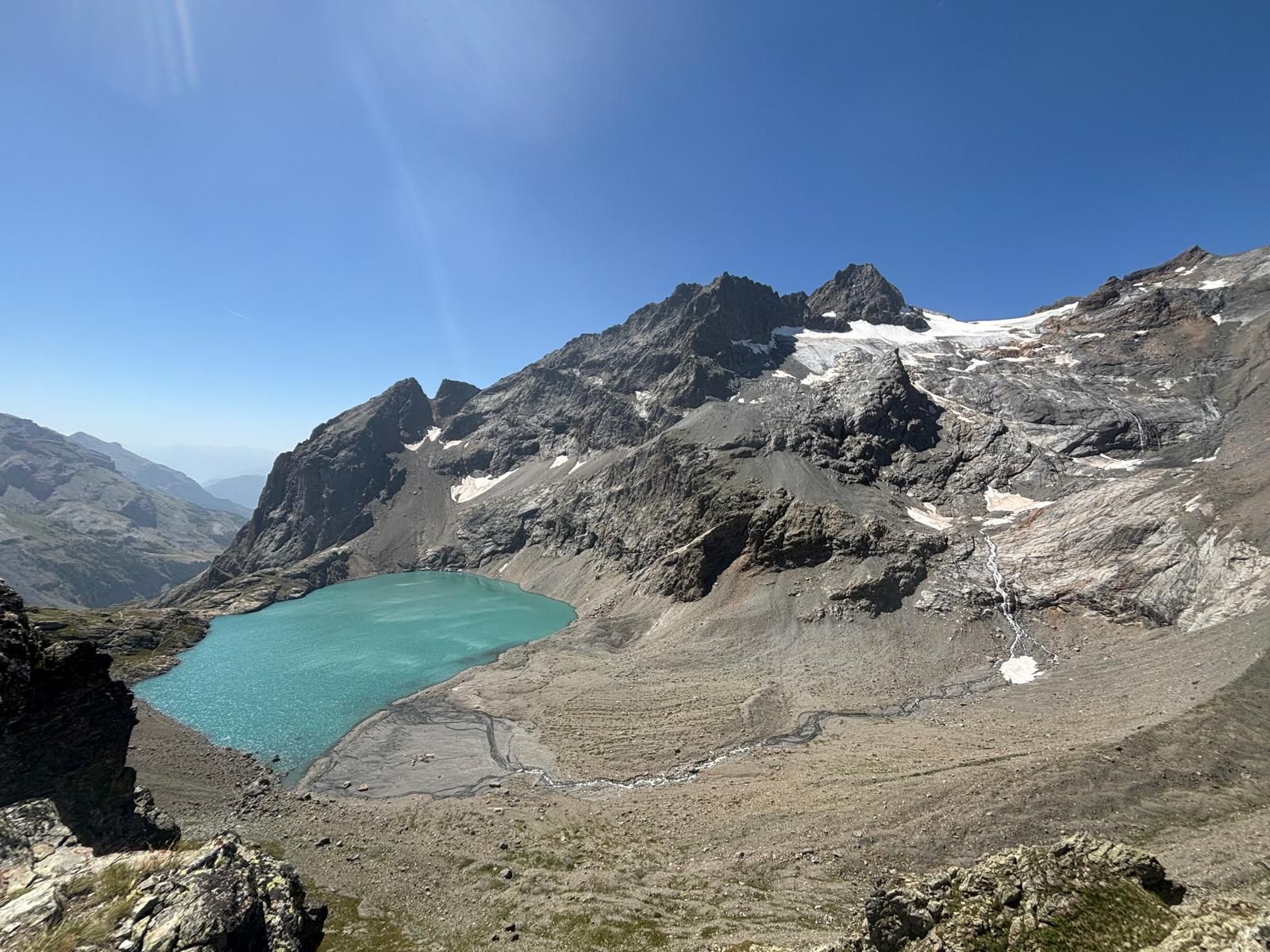 Vue sur un lac au sommet des montagnes